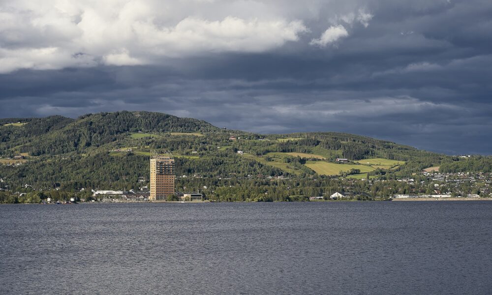 Dekonstruktive Mjøstårnet 02-07-19.jpg by Øyvind Holmstad; licensed with CC BY-SA 4.0