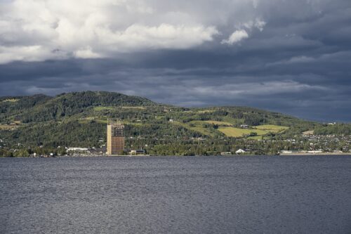 Dekonstruktive Mjøstårnet 02-07-19.jpg by Øyvind Holmstad; licensed with CC BY-SA 4.0